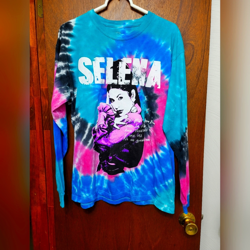 NWOT. Selena long sleeve t-shirt. Size L. (517)